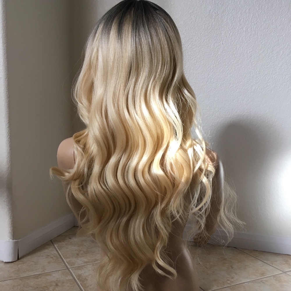 Blonde wig 26 inch long wavy layered ombré - Picture 2 of 8